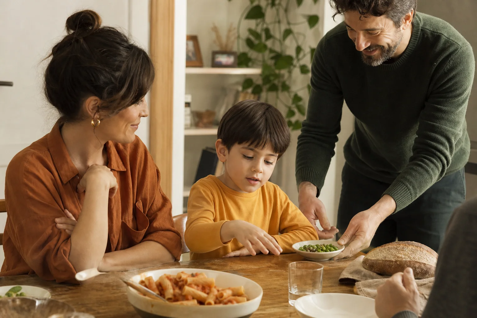 Piccola porzione di cibo nuovo servita accanto ad alimenti familiari